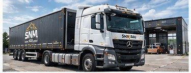 Sattelzugmaschine und LKW im Fuhrpark
